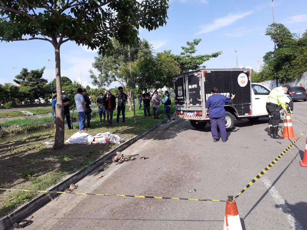 Adolescente morre após colidir com árvore ao empinar moto Manaus