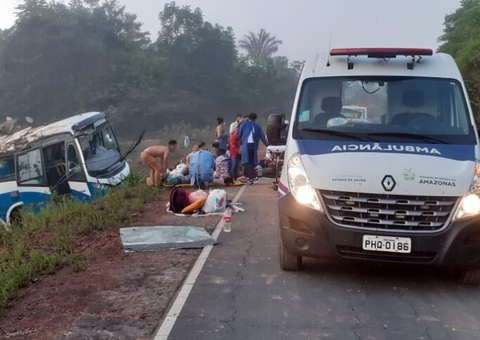 Ônibus com 40 pessoas capota na AM-363; vídeo