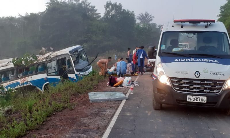 Ônibus com 40 pessoas capota na AM-363; vídeo