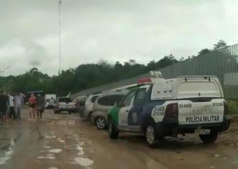 Sob chuva, famílias enfrentam fila enorme para comprar oxigênio em Manaus