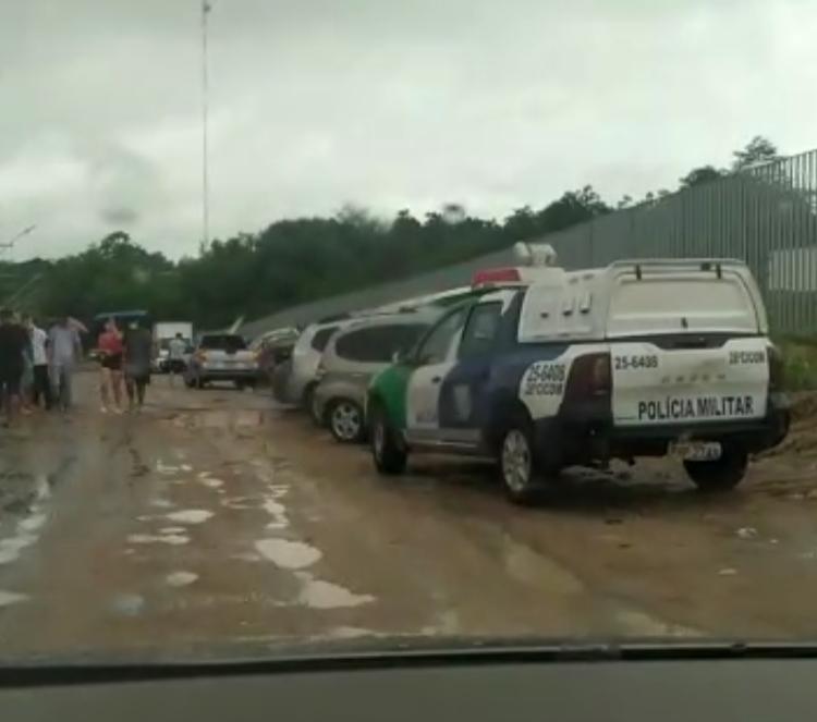 Sob chuva, famílias enfrentam fila enorme para comprar oxigênio em Manaus