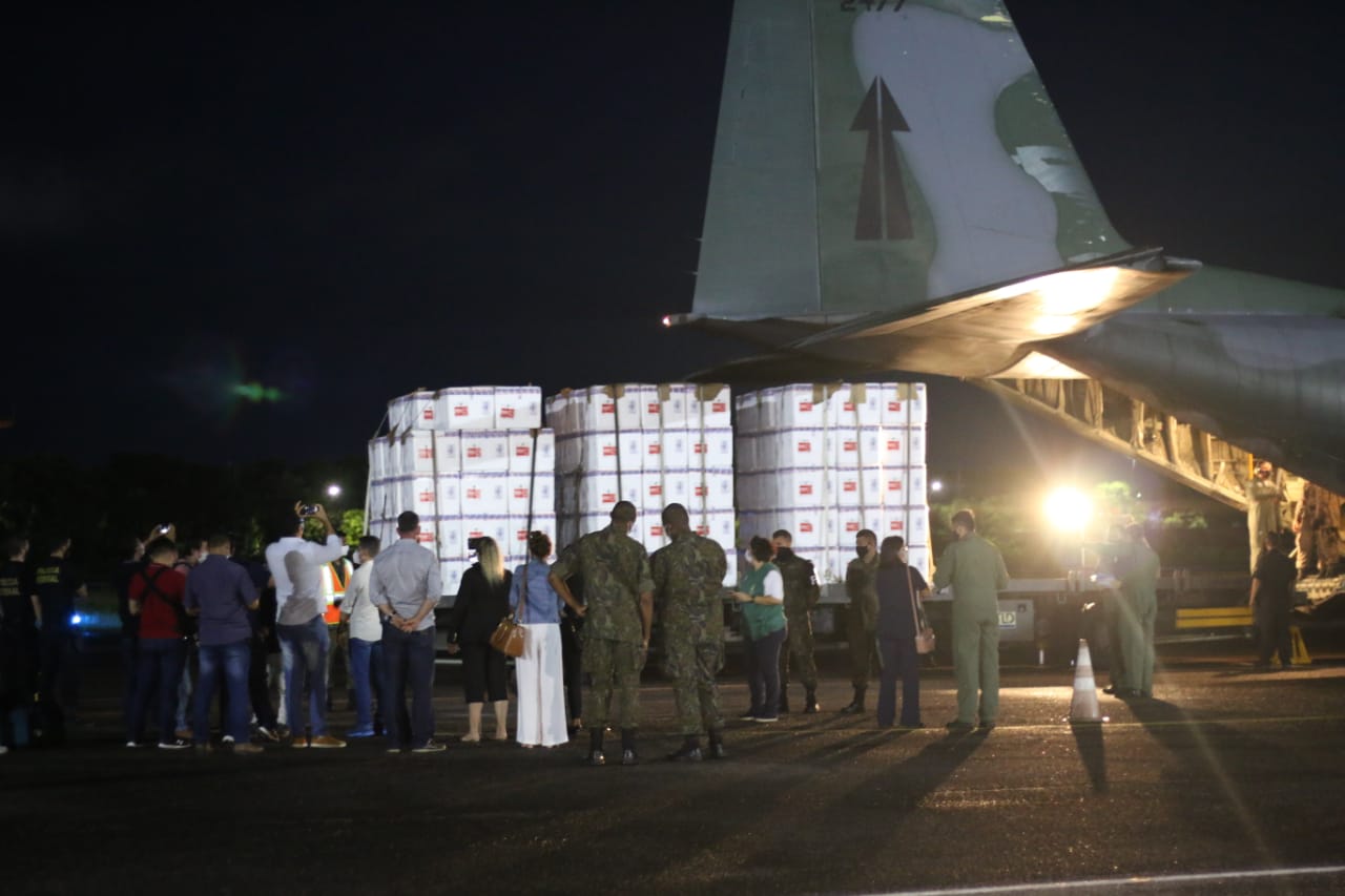 Vídeo: Avião da FAB com 256 mil doses da Coronavac chega a Manaus