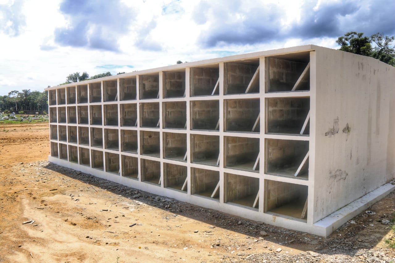 Com recorde de mortes, Manaus amplia construção de sepulturas verticais