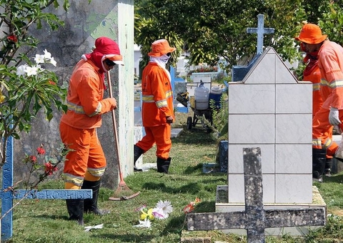 Cemitérios em Manaus registram 150 sepultamentos nesta segunda-feira