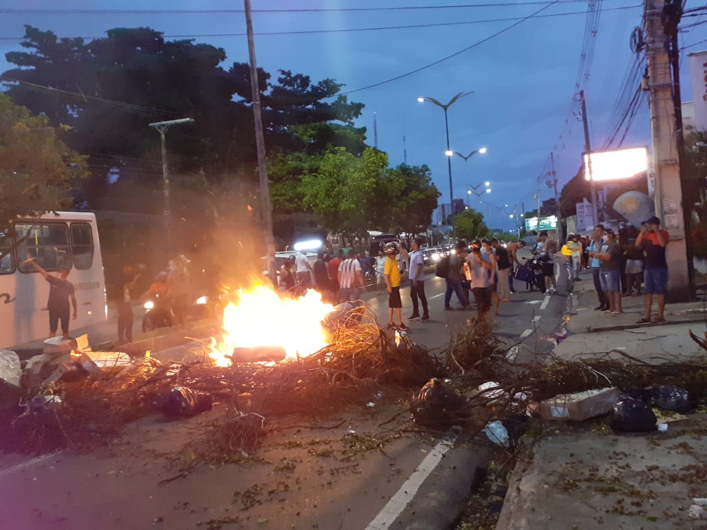 Vídeo: Manifestantes ateiam fogo em frente à TV A Crítica após decreto estadual