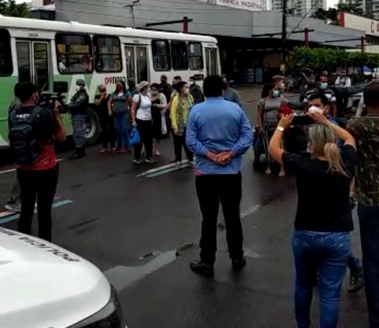 Falta de oxigênio no 28 de Agosto faz manifestantes interditarem avenida 