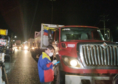 Vídeo: Caminhões com oxigênio da Venezuela chegam em Manaus