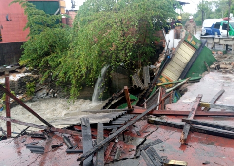 Bar desmorona e bombeiros buscam por vítimas em igarapé de Manaus