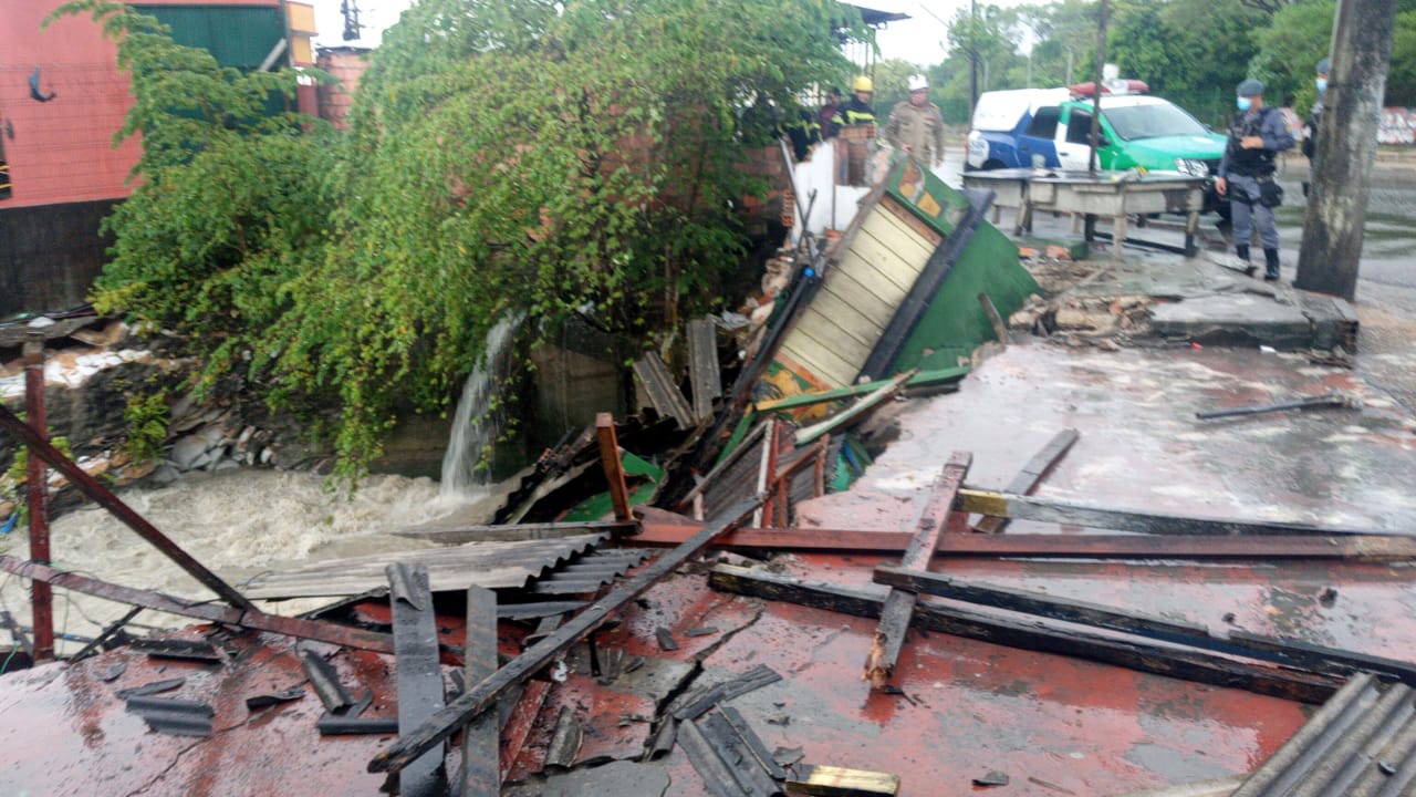 Bar desmorona e bombeiros buscam por vítimas em igarapé de Manaus