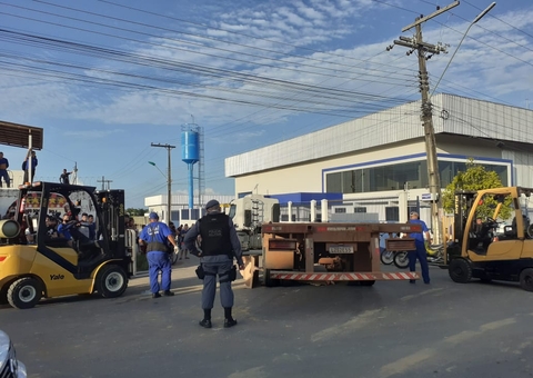 Garupa de moto tem cabeça esmagada por carreta após colisão em Manaus