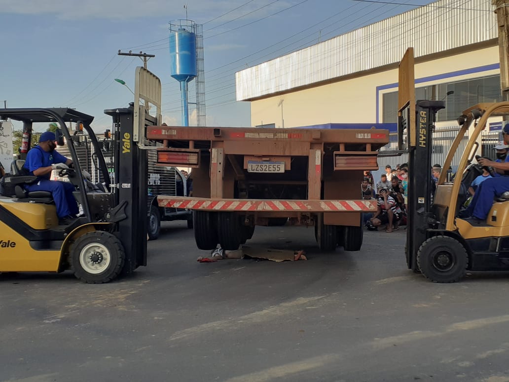 Garupa de moto tem cabeça esmagada por carreta após colisão em Manaus