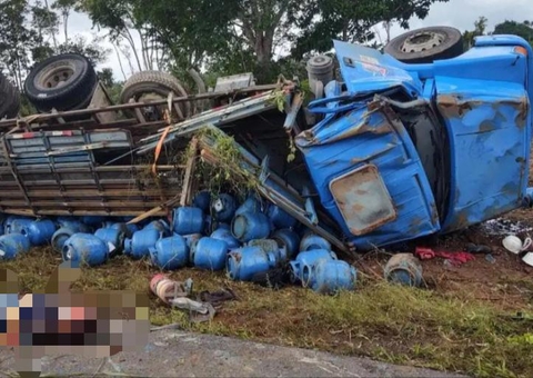 Caminhão de carga perde controle e deixa um morto no Amazonas