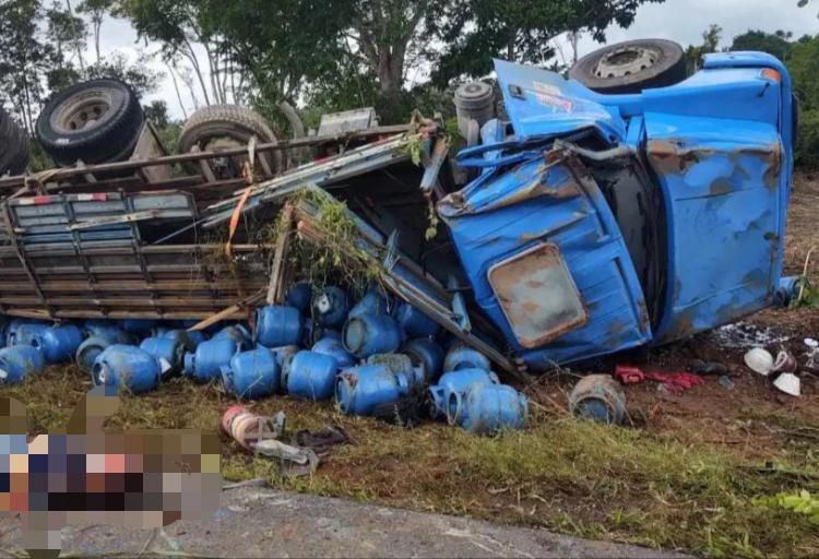 Caminhão de carga perde controle e deixa um morto no Amazonas