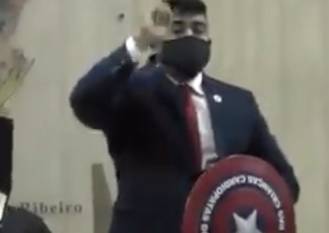 Vereador eleito em Manaus rasteja no chão do TRE em cerimônia de diplomação