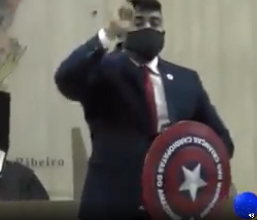 Vereador eleito em Manaus rasteja no chão do TRE em cerimônia de diplomação