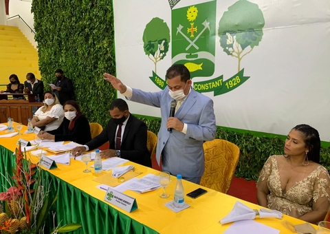 Durante posse, prefeito de Benjamin Constant homenageia vice falecido 