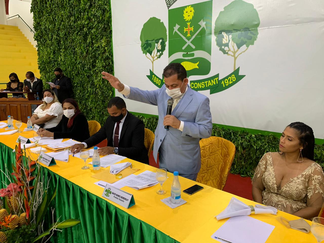 Durante posse, prefeito de Benjamin Constant homenageia vice falecido 