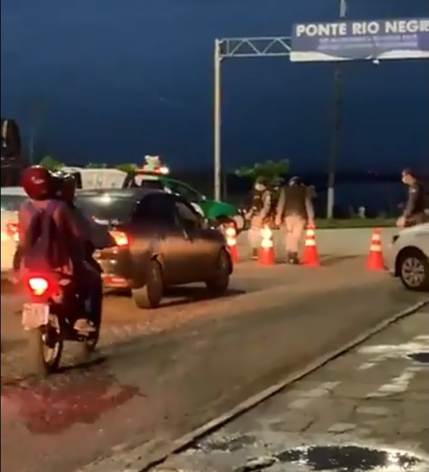 Ponte do Rio Negro é fechada pela PM: 'quem não passou não passa mais'