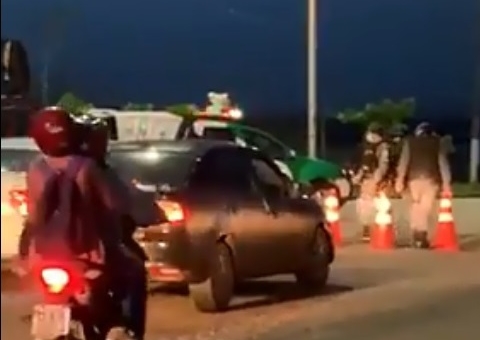 Ponte do Rio Negro é fechada pela PM: 'quem não passou não passa mais'