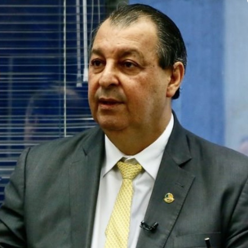 Omar defende quebra de patentes e importação de vacinas sem aval da Anvisa