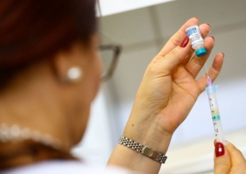 Lote da AstraZeneca vacinará todos os idosos e profissionais da Saúde no AM