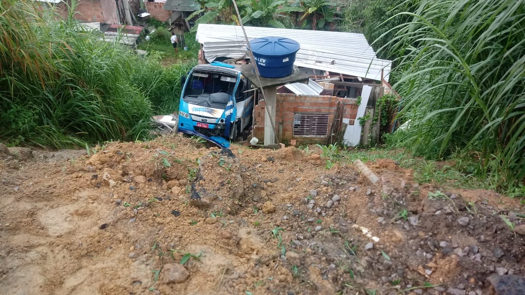 Micro-ônibus invade casa e morador fica preso embaixo do veículo em Manaus 