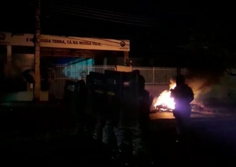 Vídeo: Policiais atiram balas de borracha contra manifestantes em Manaus