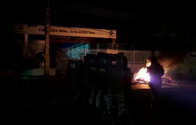 Vídeo: Policiais atiram balas de borracha contra manifestantes em Manaus