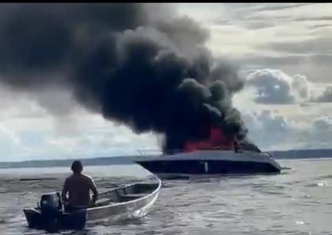 Vídeo: Lancha pega fogo às margens da Marina do David, em Manaus
