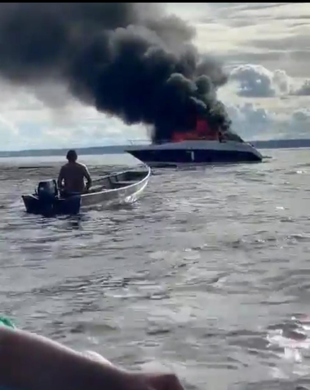 Vídeo: Lancha pega fogo às margens da Marina do David, em Manaus