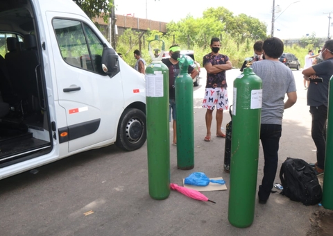 Famílias vivem drama para conseguir oxigênio em Manaus