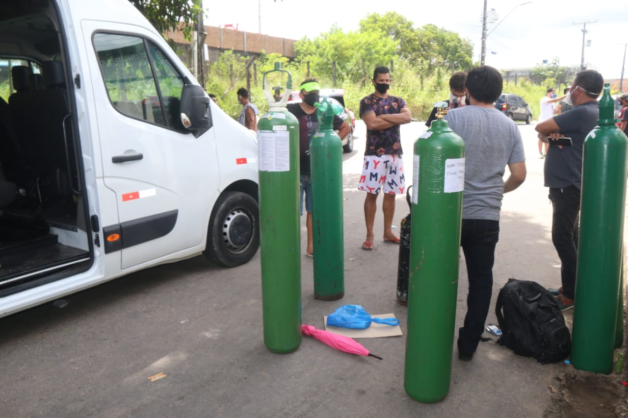 Famílias vivem drama para conseguir oxigênio em Manaus