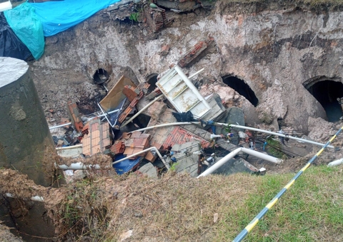 Erosão durante chuva faz casas correrem risco de desabar em Manaus