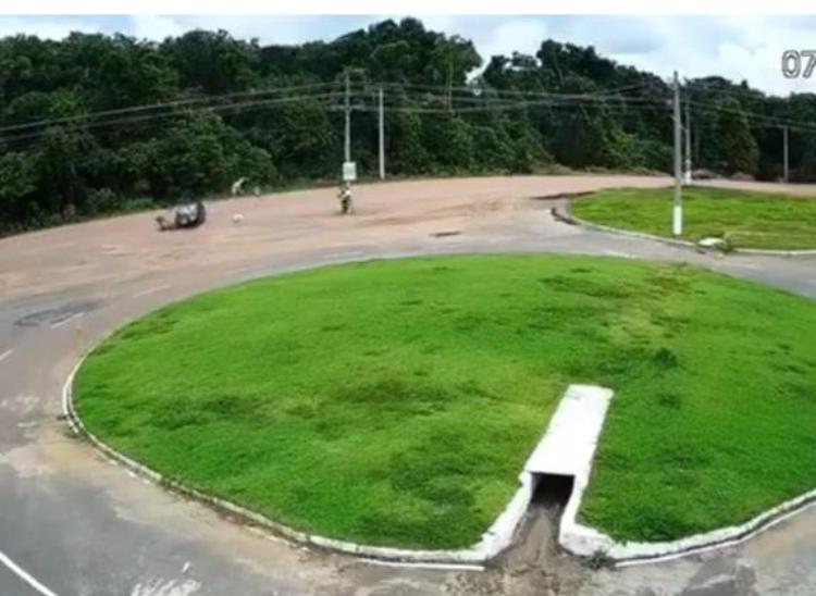 Vídeo: Motociclista 'voa' durante atropelamento violento no Amazonas