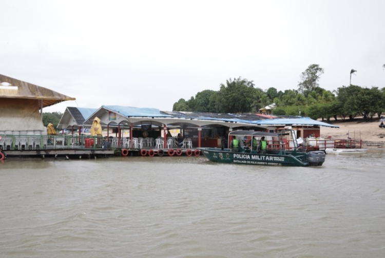 Funcionamento de flutuantes como 'restaurante' é avaliada no Amazonas