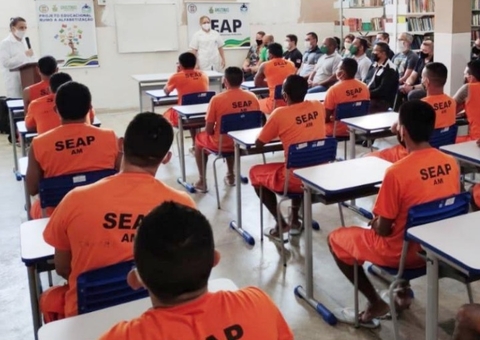 Detentos não-alfabetizados terão aulas em presídio do Amazonas