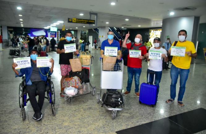 Recuperados da covid-19, 21 pacientes retornam a Manaus