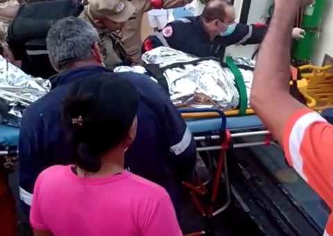 Vídeos: adolescente é resgatado após acidente com micro-ônibus em Manaus