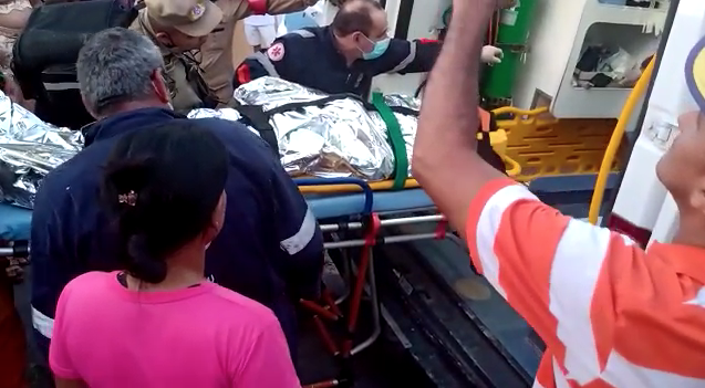 Vídeos: adolescente é resgatado após acidente com micro-ônibus em Manaus