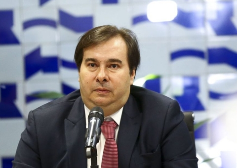 Maia anuncia saída do DEM e busca partido de oposição a Bolsonaro