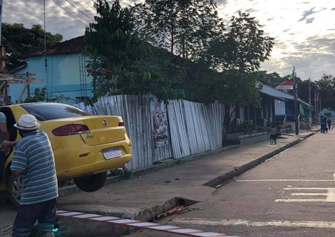 Carro invade canteiro central e atinge pedestre no Amazonas 