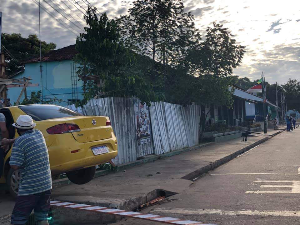 Carro invade canteiro central e atinge pedestre no Amazonas 