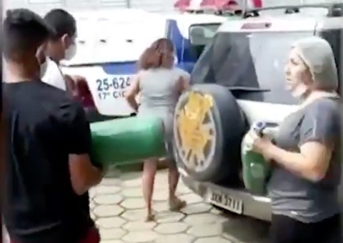 Vídeo: família transporta cilindro de oxigênio a paciente em estado grave