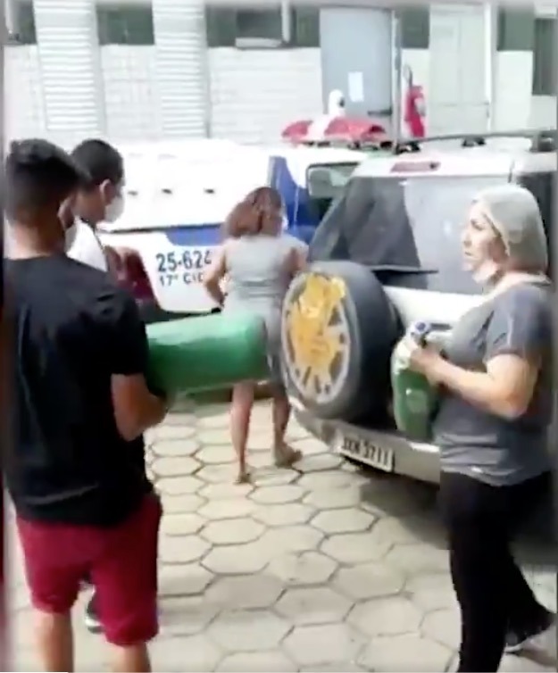 Vídeo: família transporta cilindro de oxigênio a paciente em estado grave