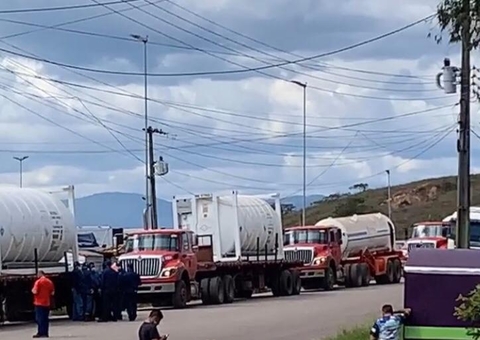 Vídeo: Comboio com oxigênio para Manaus chama atenção durante viagem