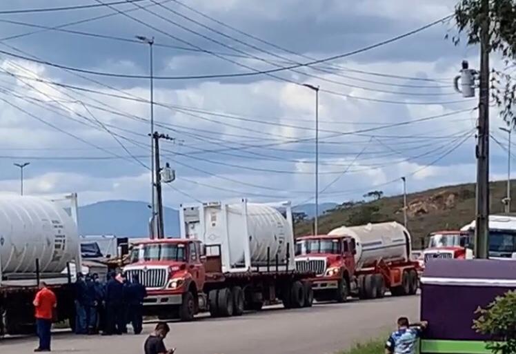 Vídeo: Comboio com oxigênio para Manaus chama atenção durante viagem