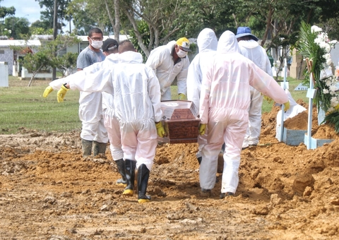 Cem vítimas da Covid foram enterradas hoje em cemitérios de Manaus