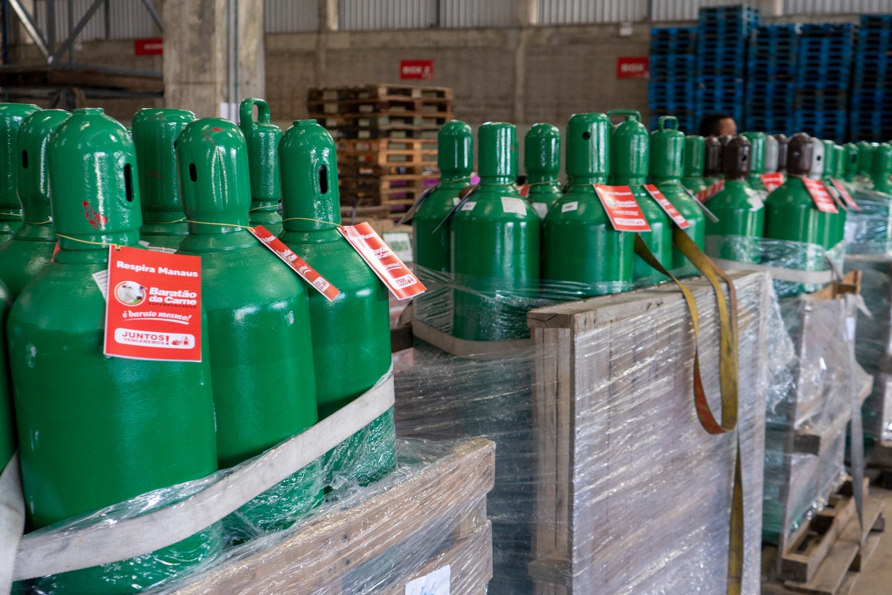 Baratão da Carne doa 150 cilindros de oxigênio para famílias em Manaus 