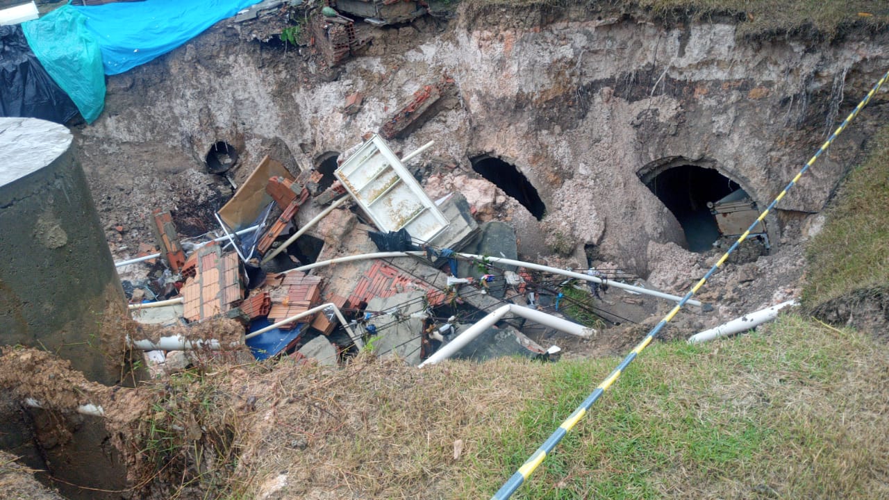 Erosão durante chuva faz casas correrem risco de desabar em Manaus