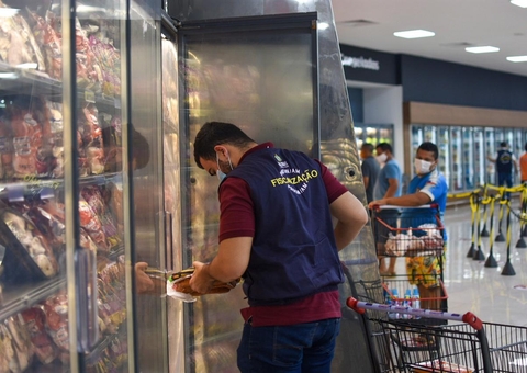 Procon apreende 20 quilos de produtos vencidos em supermercado de Manaus